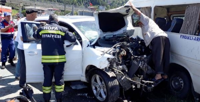Artvin'de cip yolcu minibüsüyle çarpıştı:  6 kişi yaralandı