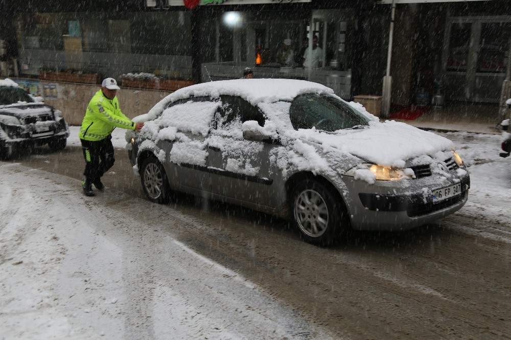 Artvin’de etkili olan kar yağışı trafiği felç etti 