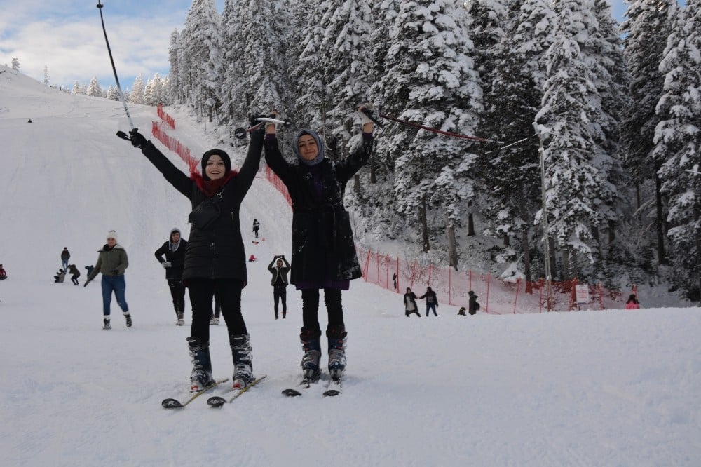 Artvin’de hafta sonu Atabarı Kayak Merkezi doldu taştı 