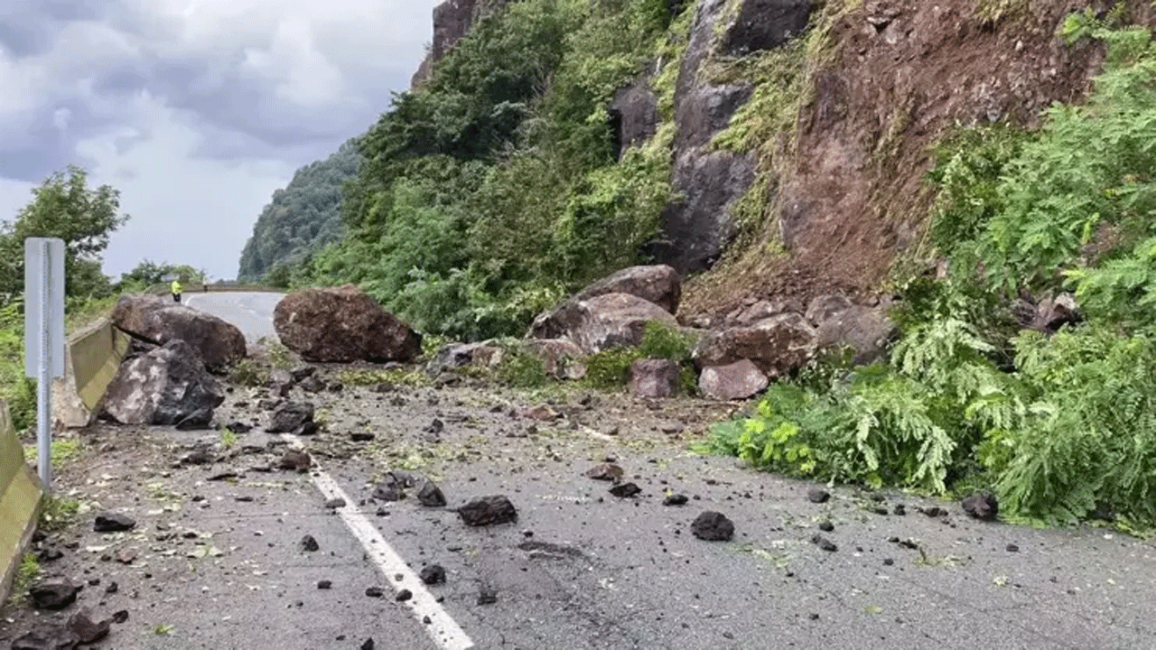 Karadeniz Sahil Yolu trafiğe kapandı