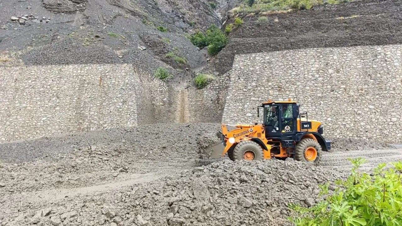 Artvin’de heyelan alarmı: Yol trafiğe kapandı