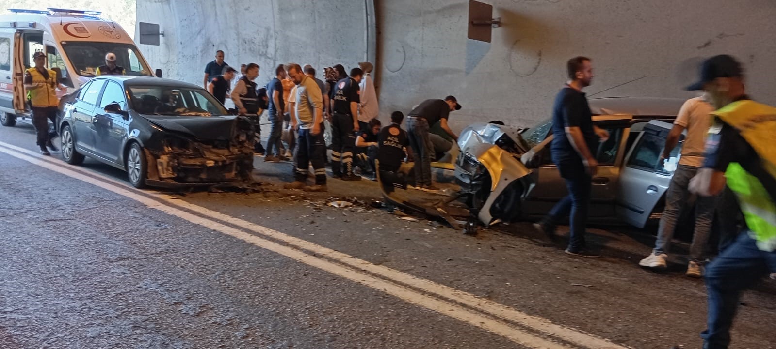 Artvin'de iki otomobil çarpıştı: 5 yaralı