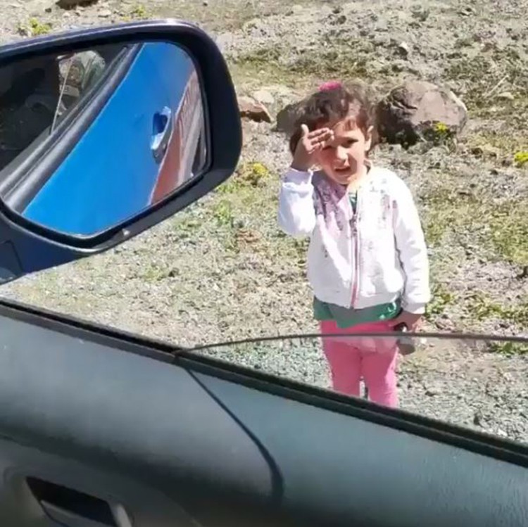 Artvin’de jandarmaya selam veren minik kız yürekleri ısıttı 