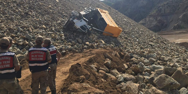 Artvin'de kamyon uçuruma yuvarlandı: 1 ölü