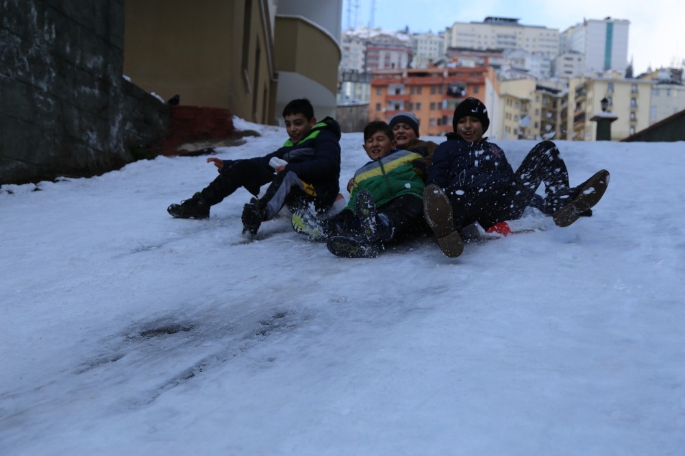 Artvin’de kar tatili çocuklara yaradı 