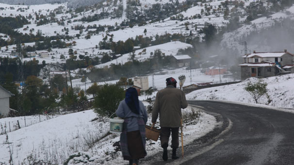 Artvin'de kar yağışı hayatı olumsuz etkiledi