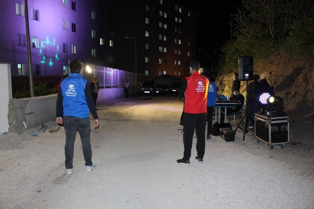 Artvin’de karantinadaki vatandaşlara müzikli, horonlu sürpriz 