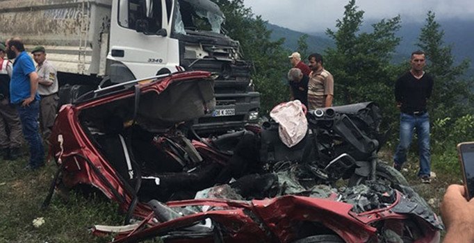 Artvin'de korkunç kaza otomobil ile kamyon çarpıştı: 3 ölü, 3 yaralı
