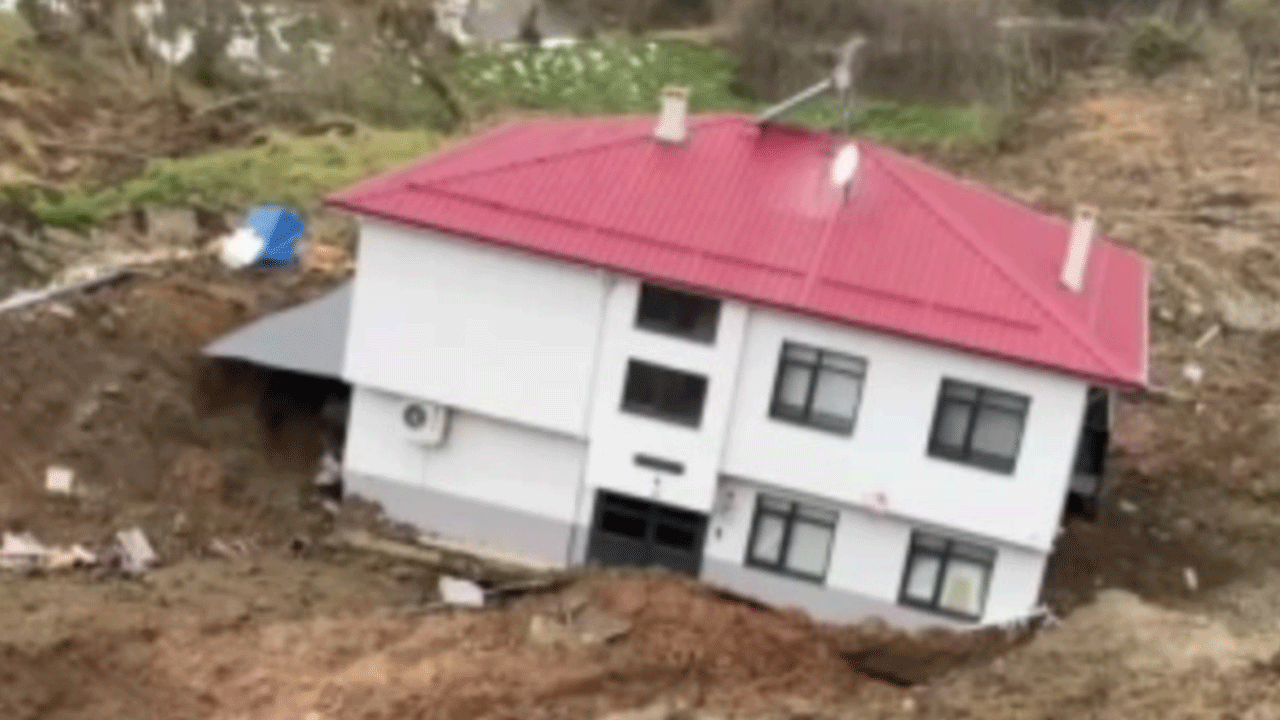 Artvin'de korkutan görüntü: İki katlı ev 50 metre sürüklendi!