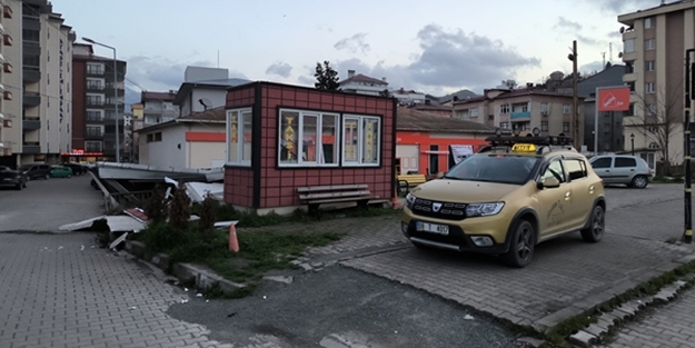 Artvin’de kuvvetli fırtına çatıları uçurdu
