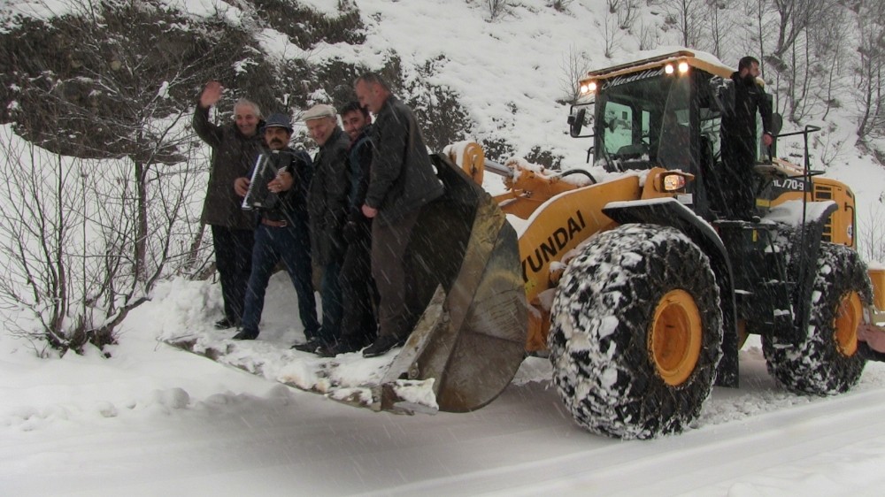 Artvin’de Macahel’e ulaşım kar yağışı ile birlikte güçleşti 