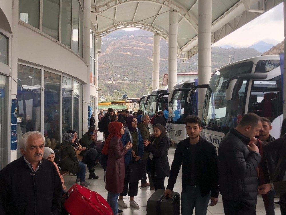 Artvin’de öğrenciler otobüs terminallerine akın etti 