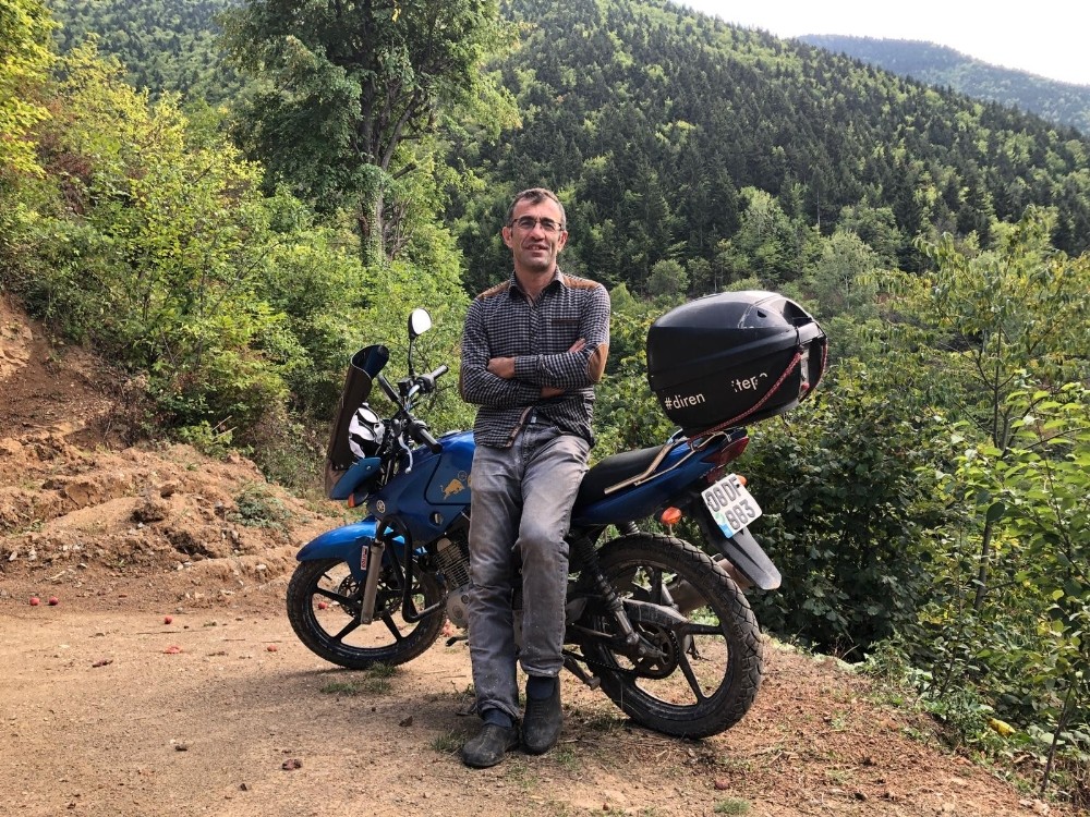 Artvin’de şehre inen domuzlar motosiklete çarptı o anlar cep telefonuyla görüntülendi 