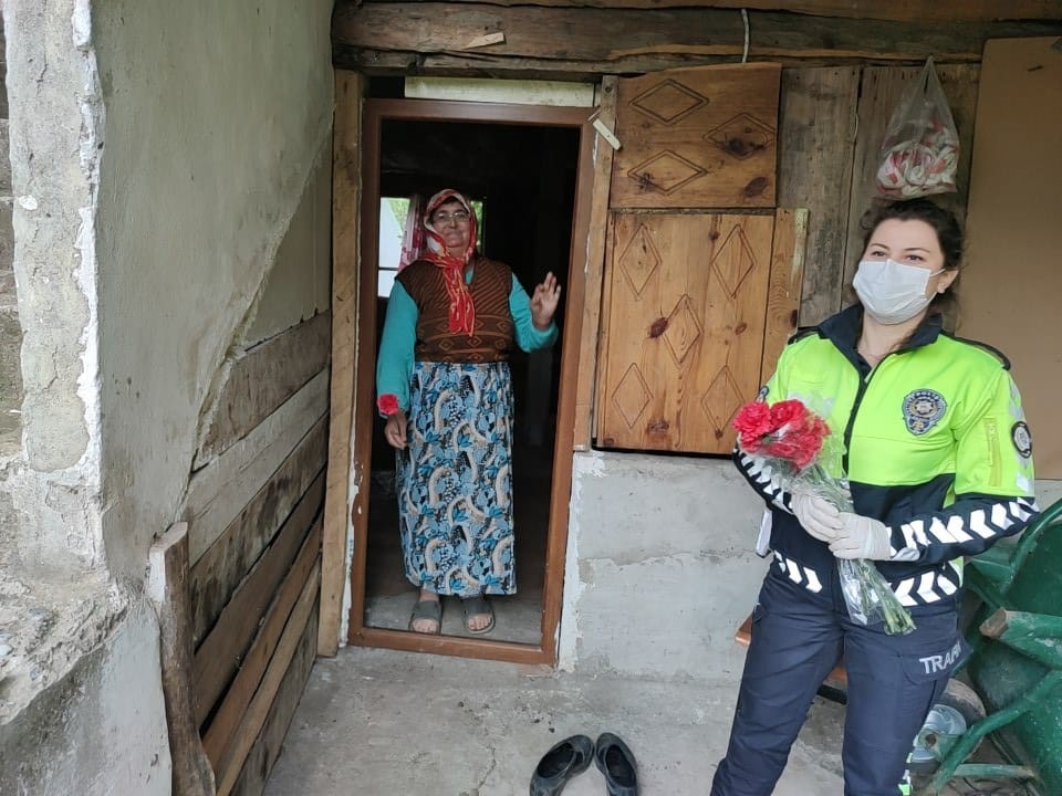 Artvin’de Trafik Haftasında polis ekipleri 65 yaş üstü anneleri ve çocukları unutmadı 