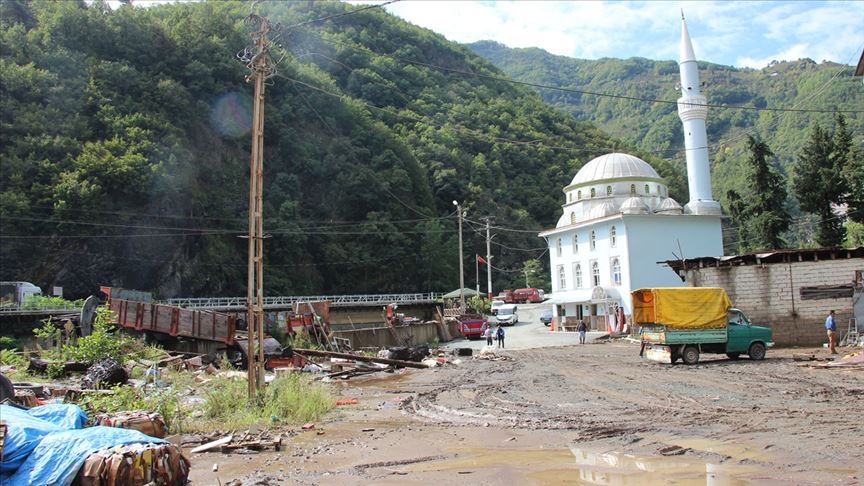 Artvin'de yağıştan zarar gören ev ve iş yerlerinde onarım çalışmaları devam ediyor