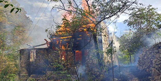 Artvin'de yangın! 4 katlı bina kullanılamaz hale geldi