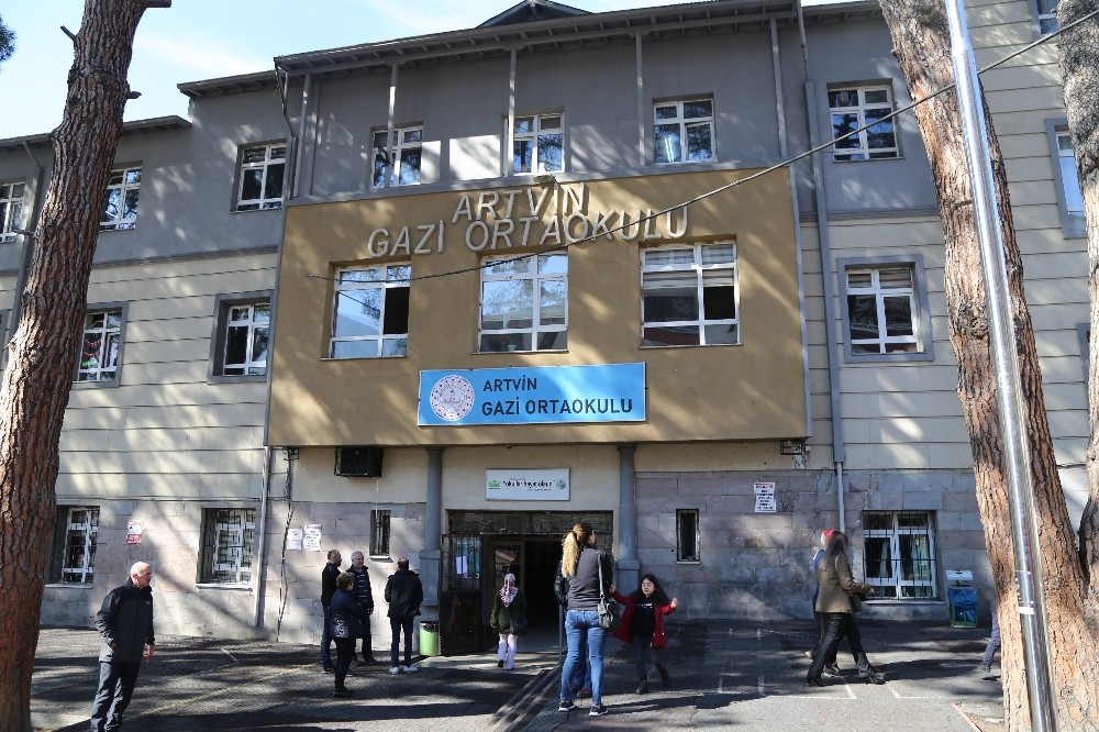 Artvin’de yıkım kararı alınan okulun velilerinden tepki 