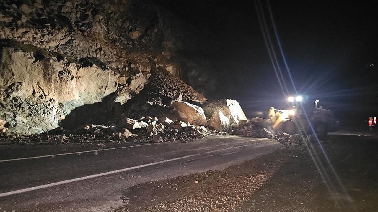 Artvin’de yine heyelan! Yol ulaşıma kapandı