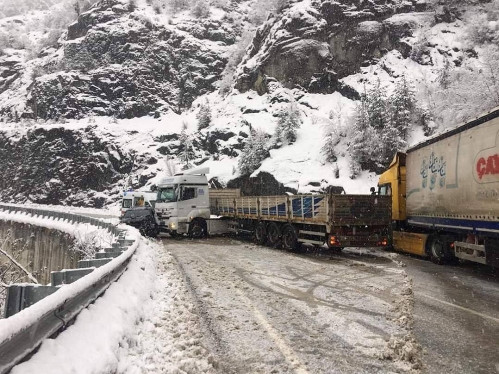 Artvin’de yoğun kar yağışı kimine çile kimine ise ekmek kapısı oldu 
