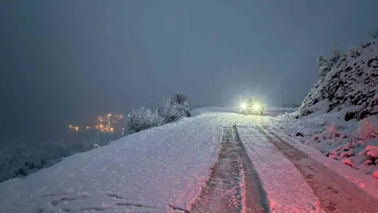 Artvin’de yoğun kar yağışı! Trafik durdu