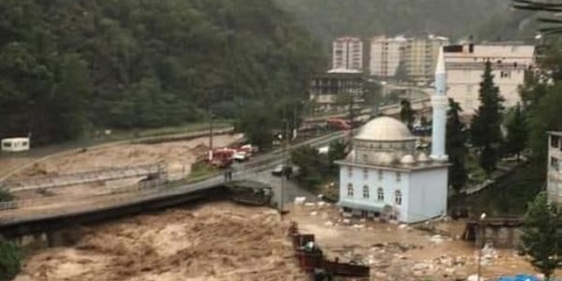 Artvin'in Borçka ilçesi sel altında! Her taraf göle döndü