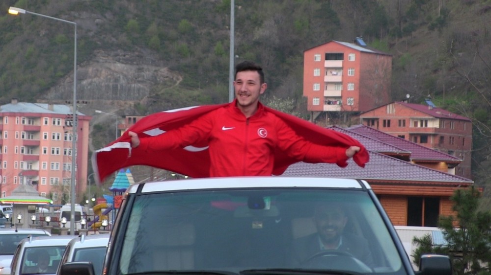 Artvin’ın gururu konvoyla karşılandı 