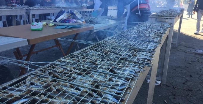 Artvin'in Hopa ilçesinde 2 ton hamsi 2 saatte tüketildi