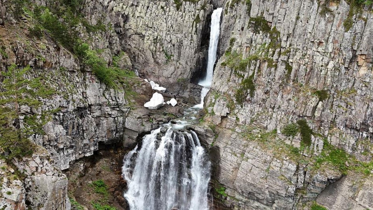 Artvin’in saklı güzelliği Bazgiret Şelalesi görenleri hayran bıraktı