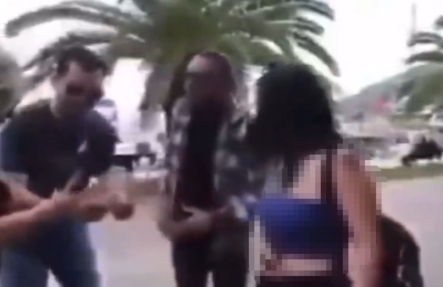 Aşağıladığı delikanlılar genç kadını yerin dibine soktu. Rezil olduğu anlar dakika dakika kaydedildi