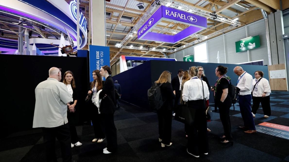 Aşağılık siyonistlerin insan içine çıkacak yüzleri kalmadı: İsrail stantları siyah branda ile kapatıldı