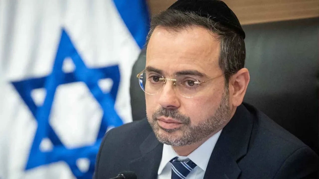 Aşağılık yahudi bakanın ahlaksızlığına bakın!