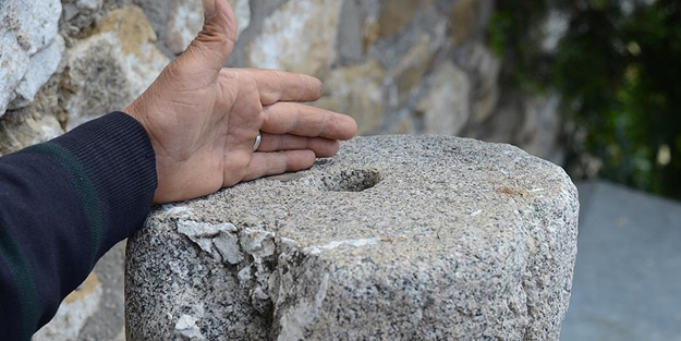 Asalet ve merhametin simgesi 'sadaka taşı'
