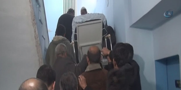Asansör bozuk olunca ameliyata sedye ile çıkarıldı