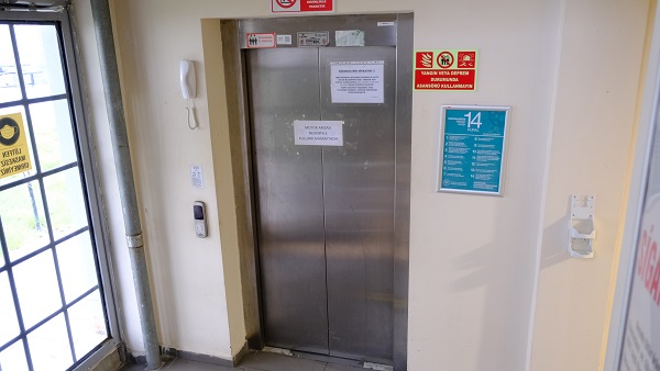 Asansör bozuldu ortaya ise bu not çıktı