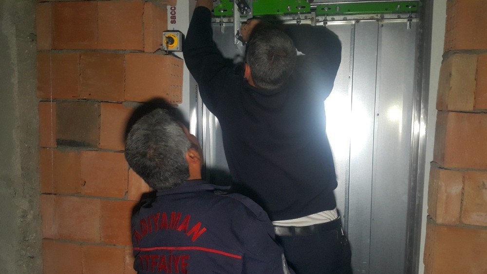 Asansörde mahsur kalan genç kurtarıldı 