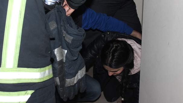 Asansörde mahsur kalan kızları itfaiye kurtardı