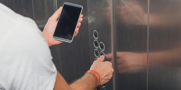 Asansörde telefonla konuşanlar dikkat...