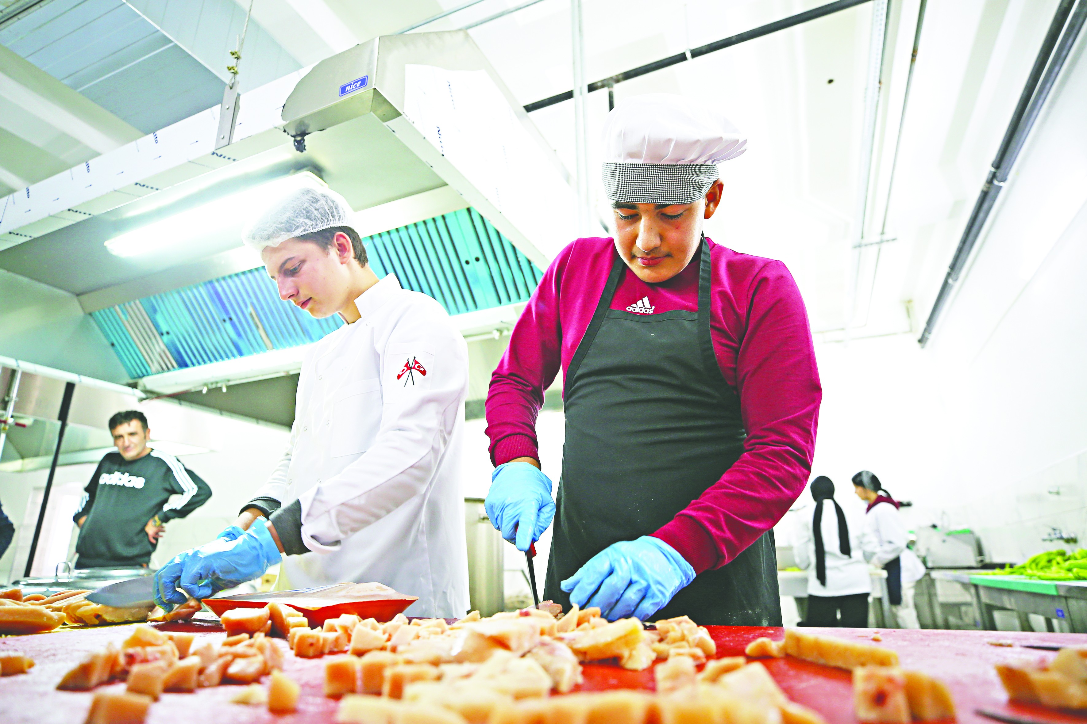 Aşçı adayları binlerce öğrenciyi doyuruyor