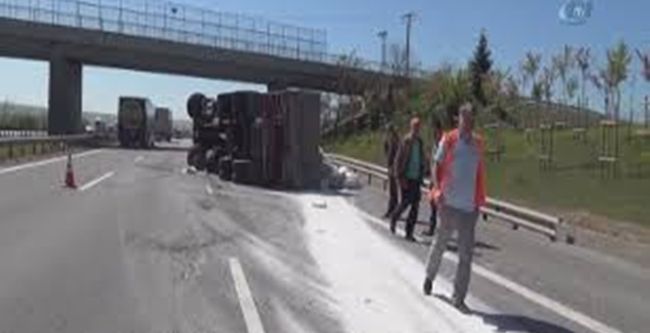 Un yüklü kamyon otobanda devrildi