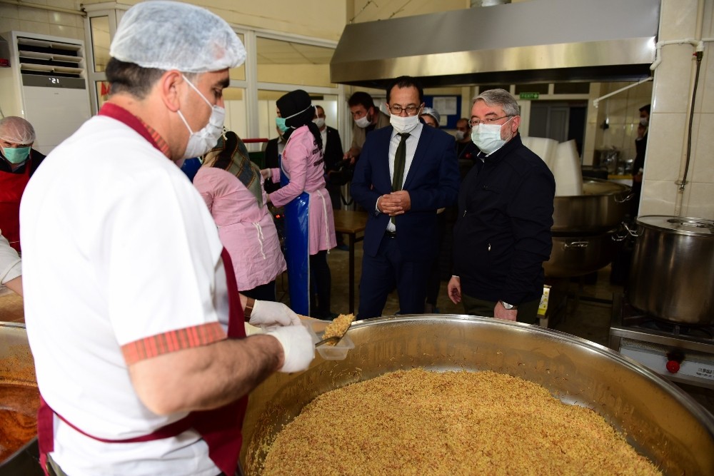 Aşevini ziyaret eden Başkan Aşgın, vatandaşlara yemek dağıttı 