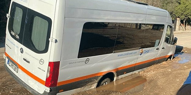 Asfalt bomba gibi patladı! Kimse ne olduğunu anlayamadı