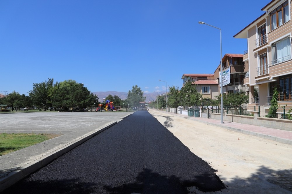 Asfalt çalışmaları devam ediyor 