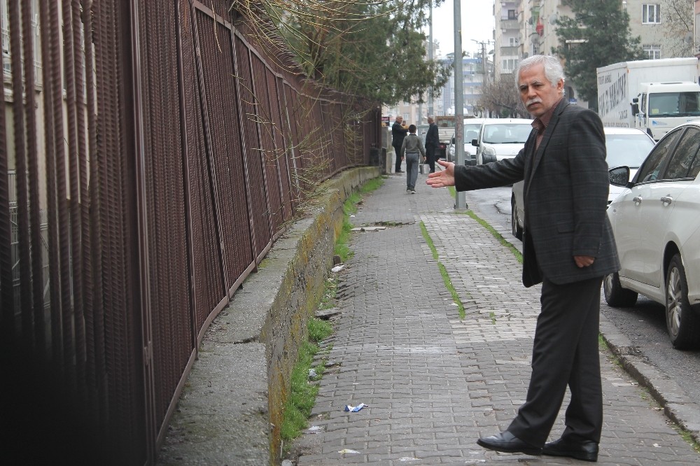 Asfalt çalışmaları sonrası yükü taşıyamayan istinat duvarı tehlike saçıyor 
