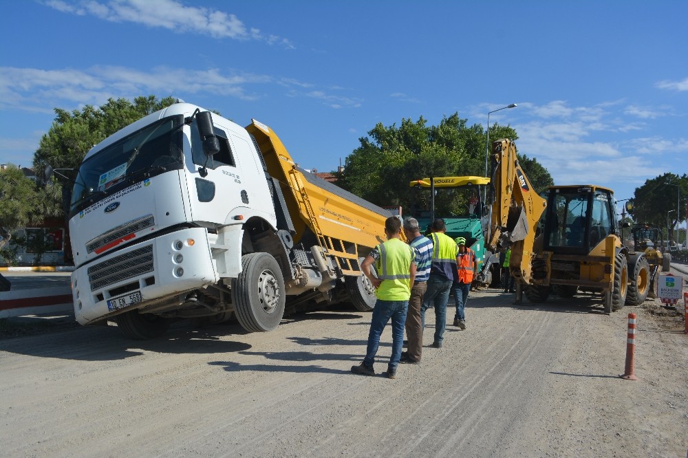 Asfalt dökülen yol çöktü, olası bir facia ucuz atlatıldı 