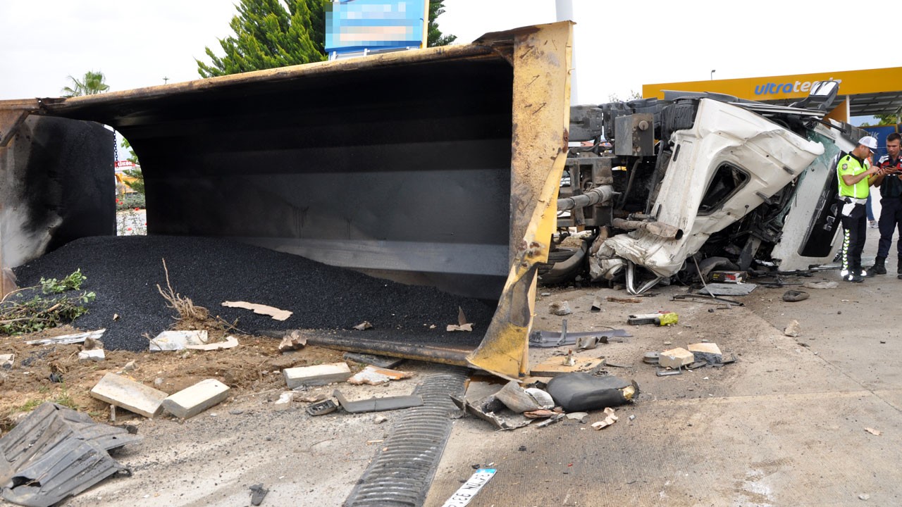 Asfalt yüklü kamyon devrildi, yol savaş alanına döndü!