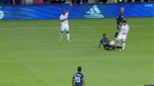 Ashley Cole 20 saniyede iki sarı kartla oyundan atıldı