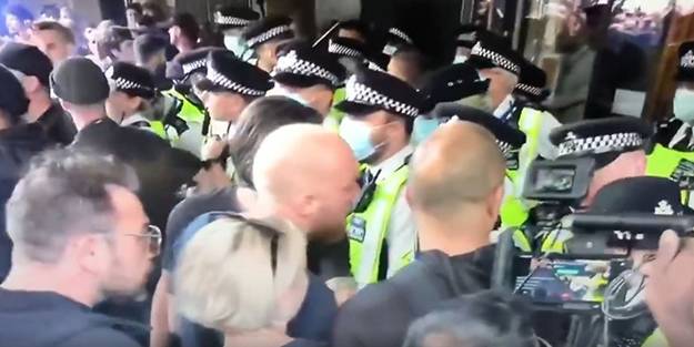 Aşı karşıtı gruptan BBC binasına baskın! Polis ve kalabalık arasında arbede çıktı