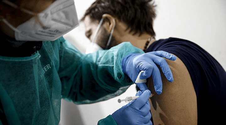 Aşı karşıtı sağlıkçı, sahte kolla aşı yaptırırken yakalandı