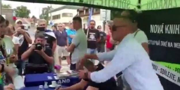 Aşı olmak istemeyen protestoculardan Çek Başbakan'a yumurta şoku!