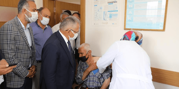 Aşı olmak istemeyen vatandaşları belediye başkanı ikna etti